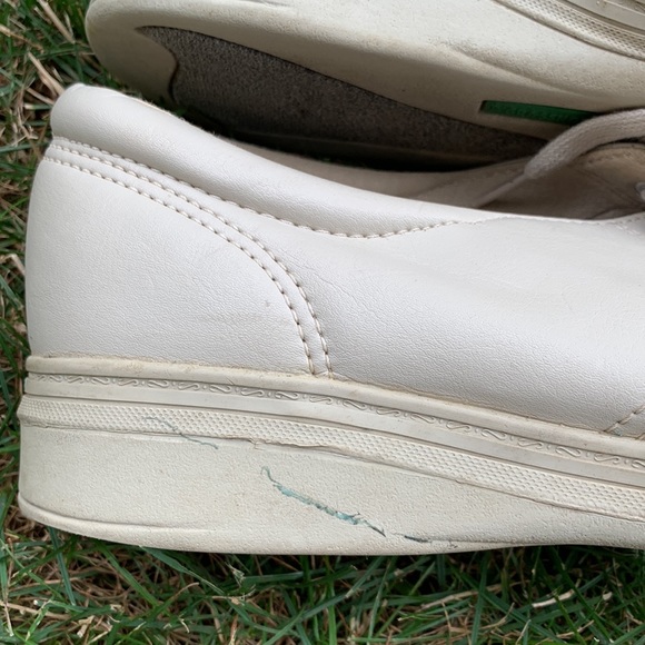 Woman’s tie shoes - Picture 9 of 10